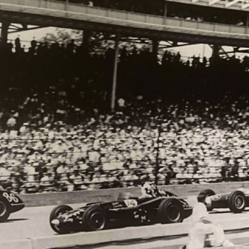 JIm ee fraye un chemin entre les "dinosaures" !